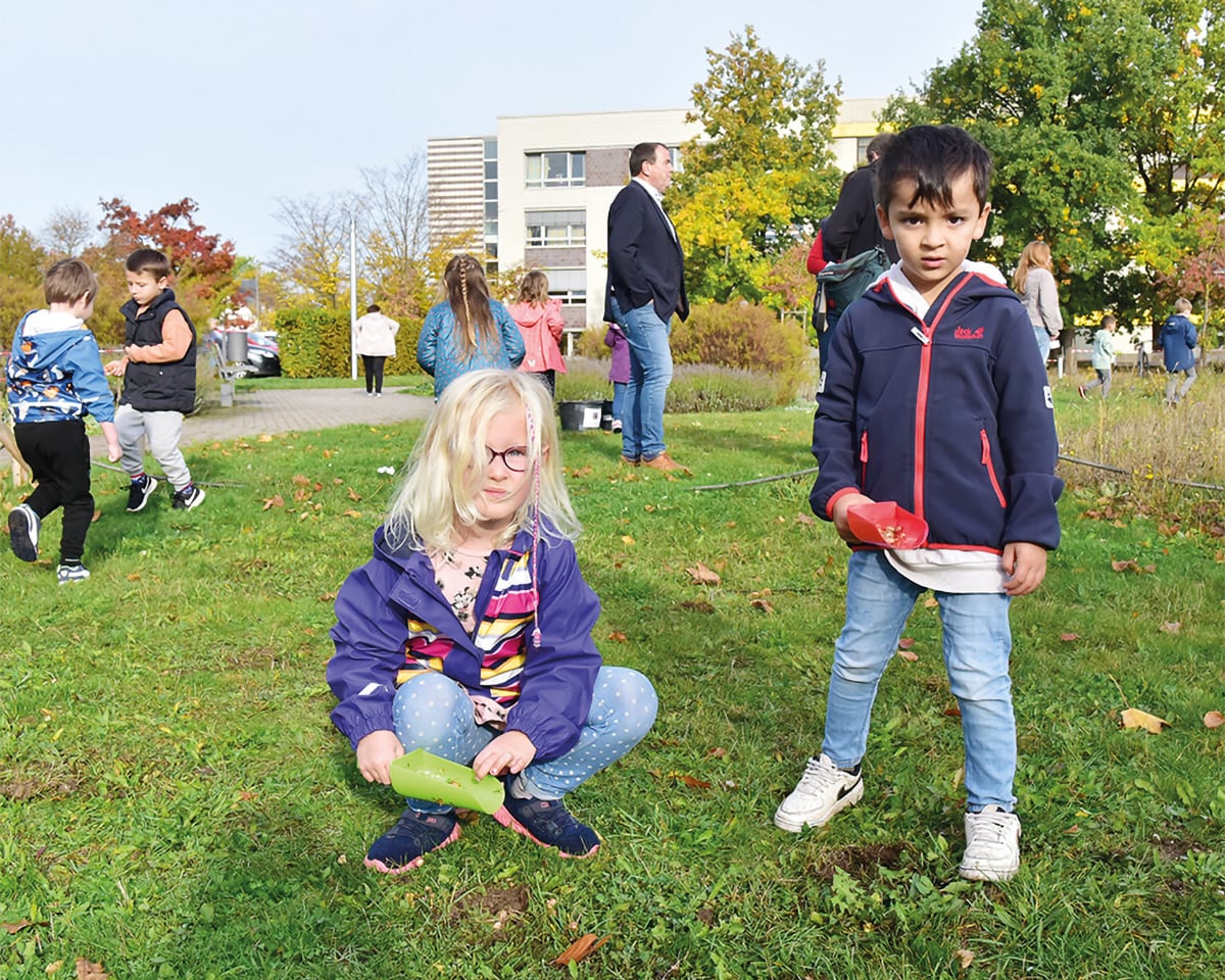 Kinder pflanzen Frühblüher am Städtischen Klinikum